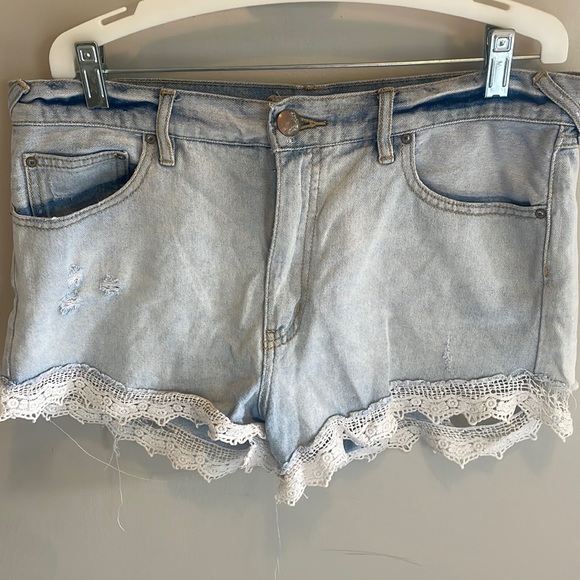 Free people jean shorts with lace rim - Picture 1 of 4